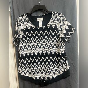 Like new Alfred Dunner Black & White Chevron crochet Short Sleeve Top size S